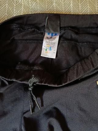 Pantalón chándal Adidas negro con detalles dorados