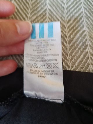 Pantalón chándal Adidas negro con detalles dorados