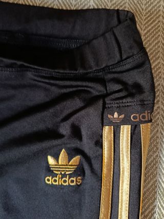 Pantalón chándal Adidas negro con detalles dorados