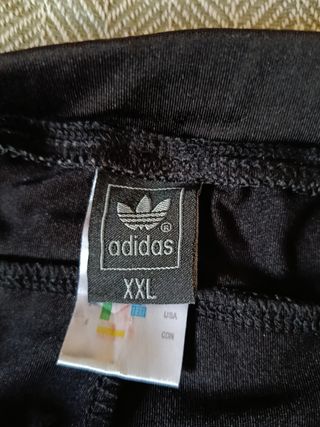 Pantalón chándal Adidas negro con detalles dorados