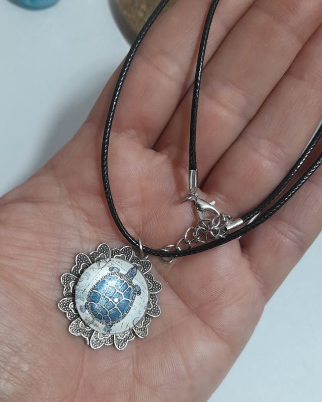 Collar tortuga azul y plateado