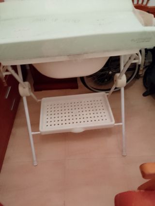 Cambiador de bebé con bañera