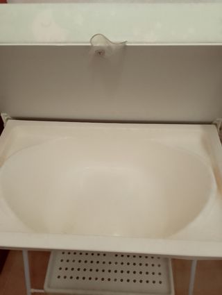 Cambiador de bebé con bañera