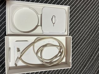 iPhone 15 Pro con accesorios