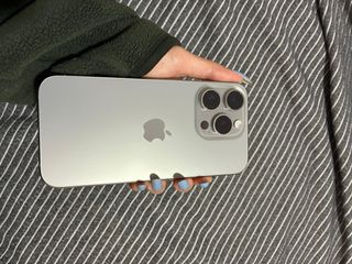 iPhone 15 Pro con accesorios