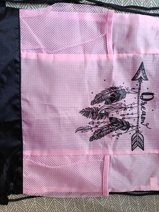 Bolsa Mochila Rosa con Diseño de Plumas