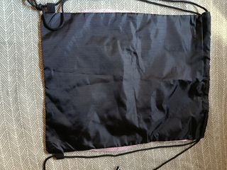 Bolsa Mochila Rosa con Diseño de Plumas
