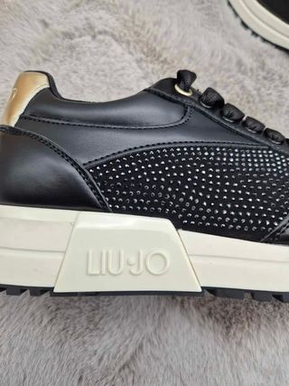 Sapatilhas pretas com detalhes dourados