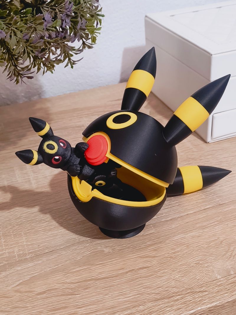 Imagen de Pokeball Umbreon que se abre + pedestal