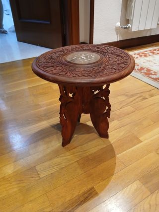 Mesita árabe redonda de madera.
