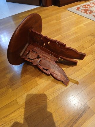 Mesita árabe redonda de madera.