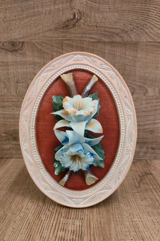 Cornice ovale con fiori in ceramica