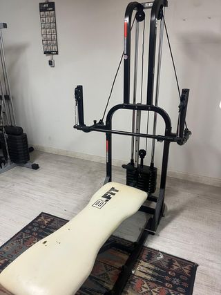 Máquina de Gimnasio BH con Banco.
IMPECABLE ESTADO