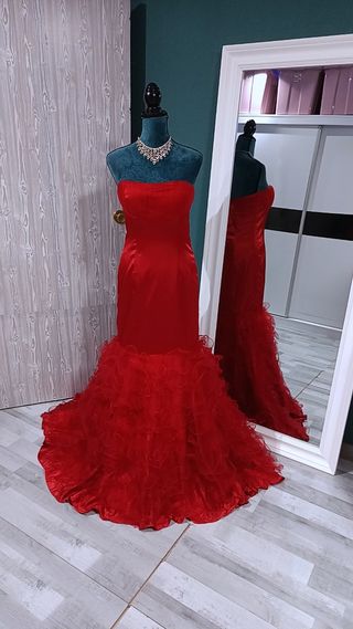 Vestido de fiesta rojo con volantes
