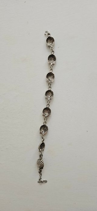 Pulsera de plata con conchas