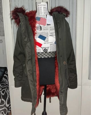 Parka verde militar Bershka forro burdeos