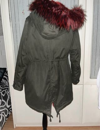 Parka verde militar Bershka forro burdeos