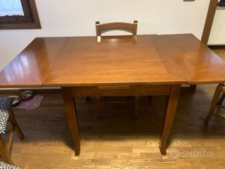 Tavolo allungabile in legno e 4 sedie