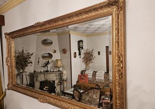 Espejo grande dorado con marco tallado