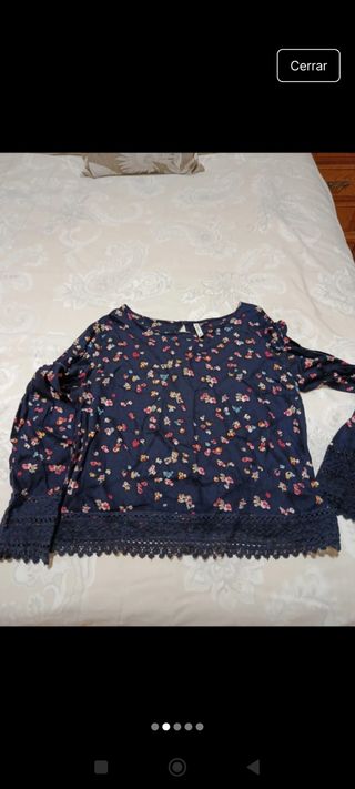 Camiseta Bershka manga larga floral 