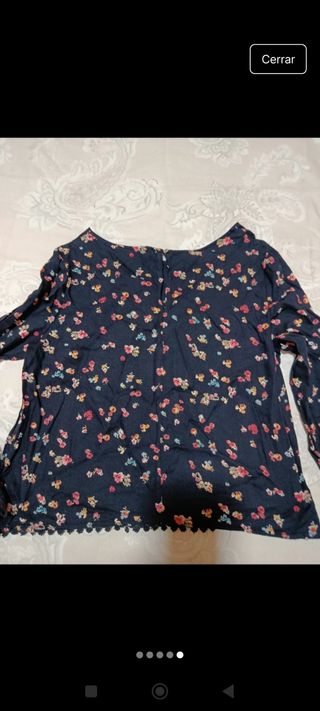 Camiseta Bershka manga larga floral 