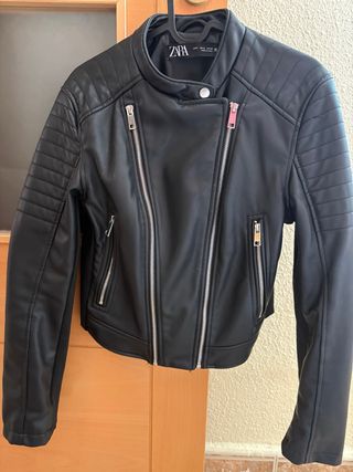 Cazadora efecto piel Zara negra