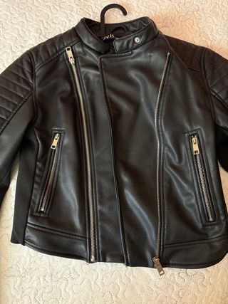 Cazadora efecto piel Zara negra