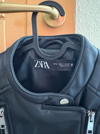 Cazadora efecto piel Zara negra