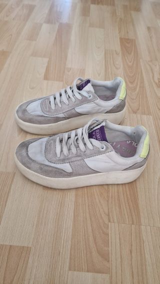 Zapatillas Bimba y Lola grises y amarillas