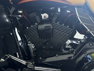 Harley Davidson Amarilla con Llama