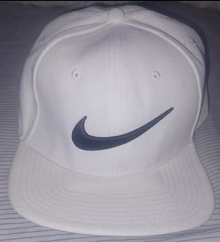 Pack gorras: Gorra Nike Blanca, NY, Hoodrich, Chic