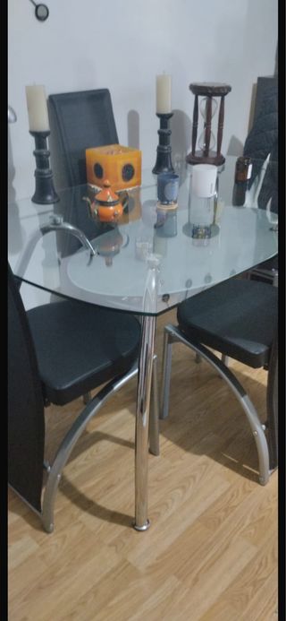 Mesa cristal y 4 sillas negras