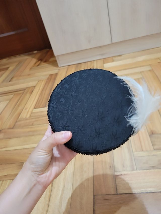 Gorro tradicional con pluma