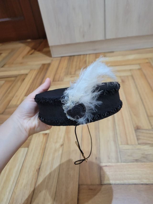 Gorro tradicional con pluma