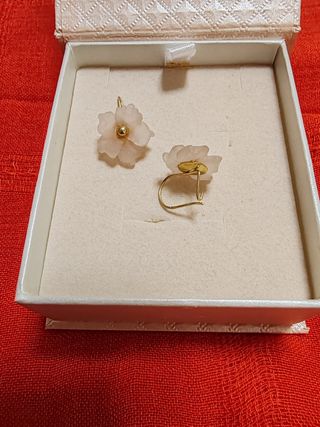 Pendientes de oro de 1ªley 18k y flores rosa claro