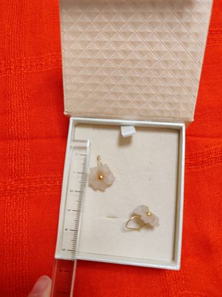 Pendientes de oro de 1ªley 18k y flores rosa claro