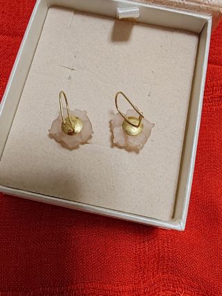 Pendientes de oro de 1ªley 18k y flores rosa claro
