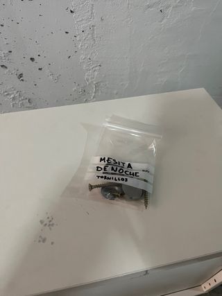 Mesita de noche blanca Ikea Eket