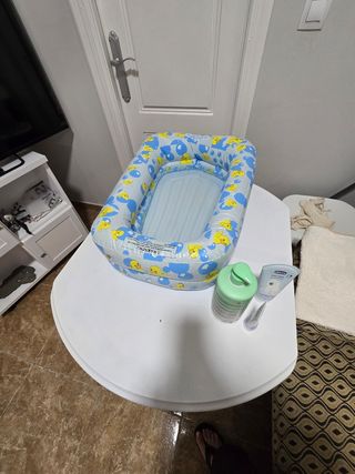 Bañera inflable para bebé con diseño de patitos