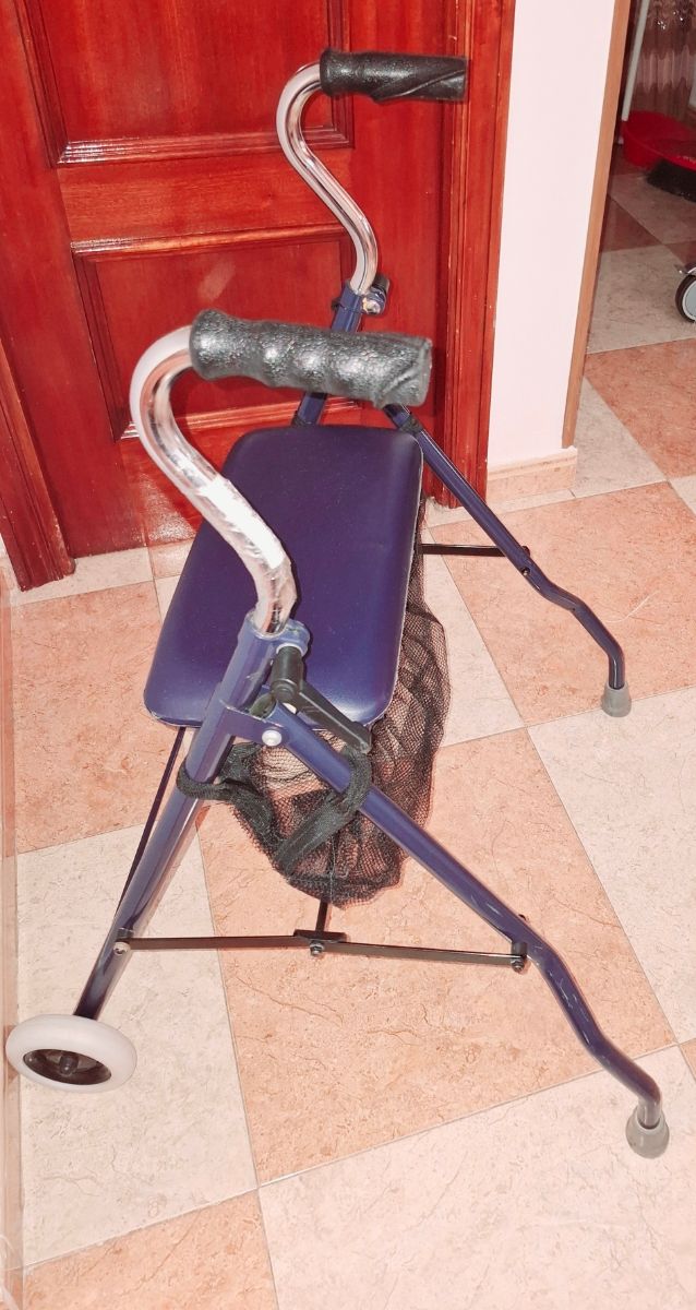 Andador con asiento y cesta