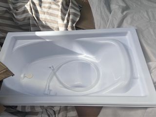Bañera blanca con manguera