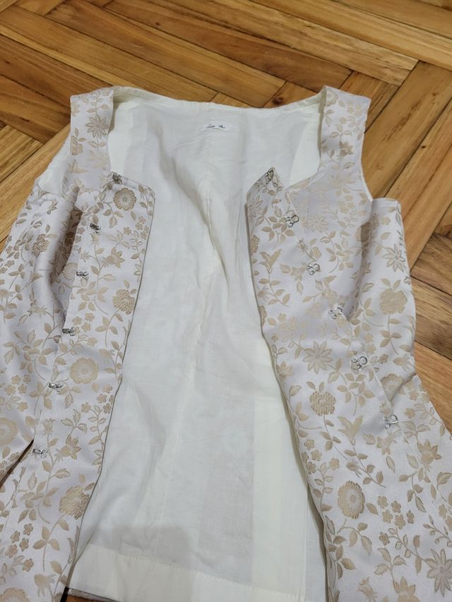 Chaleco Beige y Dorado con Flores