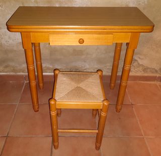 Mesa de cocina de madera con cajón
