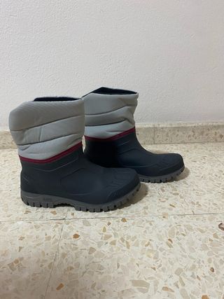 Botas de nieve grises y rojas
