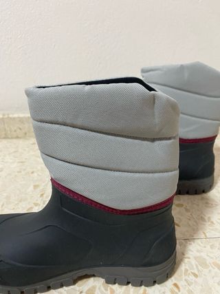 Botas de nieve grises y rojas