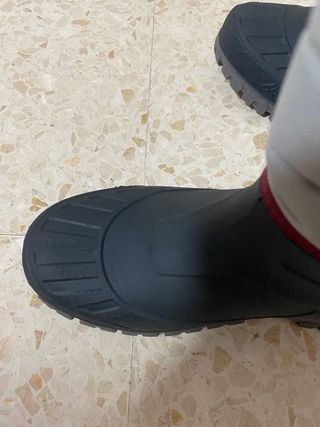 Botas de nieve grises y rojas