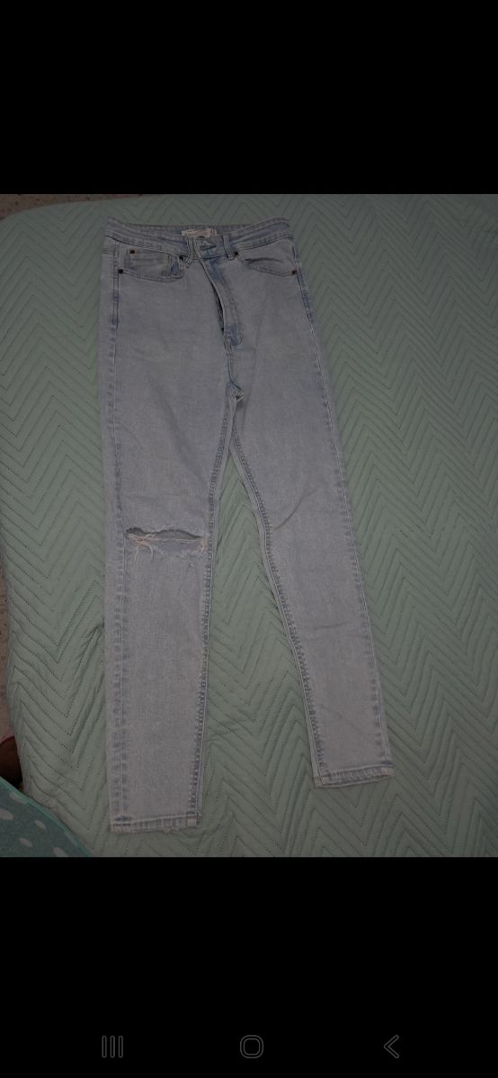 Pantalón vaquero desgastado