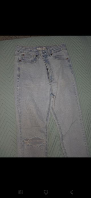 Pantalón vaquero desgastado
