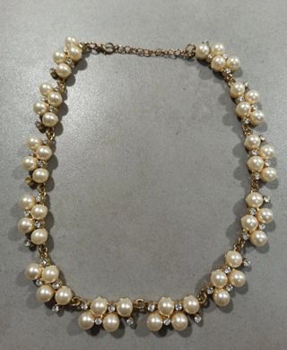 Collar dorado con perlas y pedrería