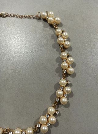 Collar dorado con perlas y pedrería